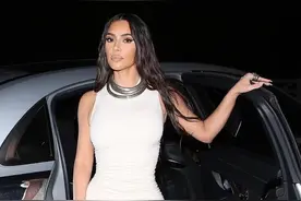 金卡戴珊坐豪车外出！穿尖头高跟鞋不怕挤脚，裹褶皱裙大秀水蛇腰图片