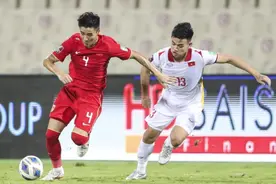 国足3-2揪出替补罪人：散步式防守，离人2米远，染黄+目送丢球图片