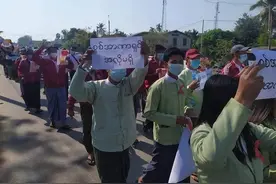 缅甸各地现场图片：拖拉机、船只、集装箱货车都开了出来图片