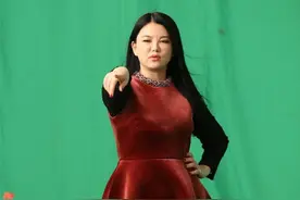 李湘的时尚一般人好难懂，非要挑战娃娃裙，结果撑得太满显得更胖图片