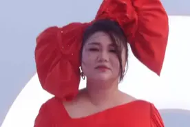 GQ红毯尬飞：周冬雨头发糊脸，王嘉尔胸口抹高光，杨天真头顶鸡冠图片