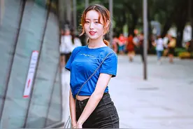 街拍：日常穿搭，真心追寻时尚穿搭的人，会对潮流资讯更加的敏感图片