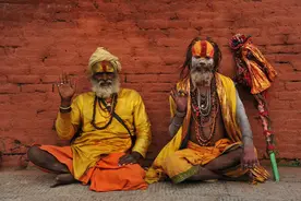 印度最神奇苦行僧，可将头埋在土里三个月，不吃不喝依旧完好！图片