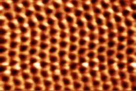 博士生DIY超级显微镜，直接看到原子！网友：太极客了图片