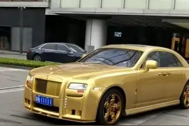 “金闪闪”的劳斯莱斯亮相街头，车牌值一套房？车主身价也低不了图片