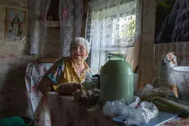 我遇到了一个73岁的女人，她独自生活在文明的边缘，这是她的故事图片