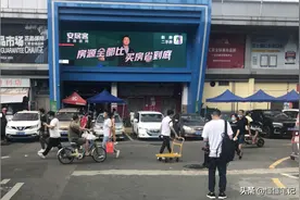 华强北商家变身背包客：大街上赚的更是汗水钱图片