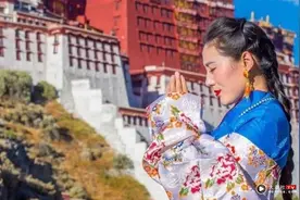 美女歌手传车祸骤逝，载全家人出游「一家6口不幸遇难」图片