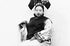 电视剧中都是瞎演，这才是清朝满族女人的装扮图片