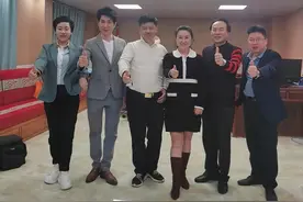 中国法治新闻报总编吴江南访中央电视台《星光大道》评委郭保成图片