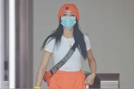 谢可寅身穿白色短T搭配橙色运动裤，休闲清爽的穿搭，活力满满图片