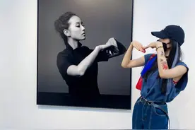 杨幂真是带货达人！同款小女警纹身贴大火，学刘诗诗姿势拍照超萌图片