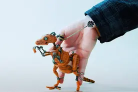 给木偶赋予“灵魂”，英小伙用独特表演斩获百万粉丝，还夺下大奖图片