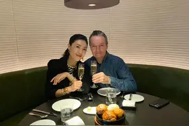 苏芒情人节高调秀恩爱！两只手戴满了金镯子，法国老公头发已花白图片