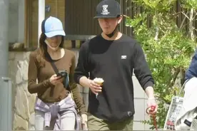 木村拓哉夫妇罕合体遛狗，工藤静香身材单薄，穿紧身裤暴露O型腿图片