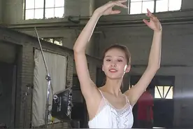 让你意想不到的明星旧照，成龙单手举起自行车，黄磊会拉大提琴图片