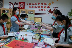 冀疆两地小学“手拉手”十余年，今年在疆共建7个图书驿站图片