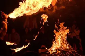 每天“喝”1斤煤油，嘴里喷出2000度的火焰！湖南这名喷火演员有绝活图片
