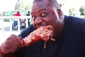 非洲富翁来中国，在路边摊买了1个猪蹄，很迷茫这差别也太大了图片