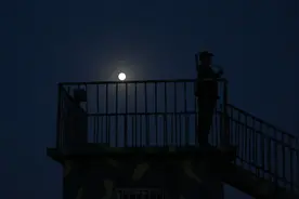 月光所致皆是故乡，有你所在便是家园图片