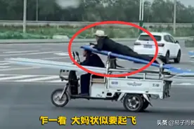 山东：大爷龟缩驾驶三轮车，大妈趴后斗上蛰伏，乍一看像要起飞图片
