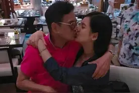 相差48岁父女餐厅吃饭，路人纷纷侧目，看完后网友：畸形父爱！图片