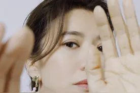 48岁袁咏仪拍写真 演绎高贵女王范图片