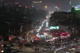 夜市老板一晚​收入上万：​摆摊赚钱的规矩，你不懂图片