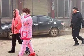 “睡衣妈妈”火了，完全不顾孩子的尊严，宝妈；我有穿衣自由图片