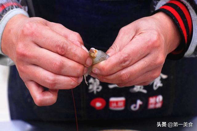 去虾线、还在用牙签太老套了！老渔民教你1招，分分钟剥完一大盆