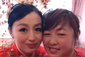 山西5旬女企业家与唐山小伙婚礼走红网络，婆媳同框犹如情深姐妹图片