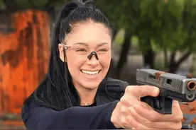 洛杉矶“神枪手”警花射杀市民被起诉，平日经常陪好莱坞影星练枪图片