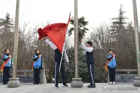 洛阳市第十二中学举行新年首次升旗仪式图片