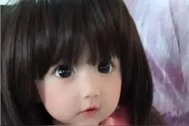 小女孩因太漂亮被说像假人，妈妈无奈晒出全家照，才发现妈妈更像图片