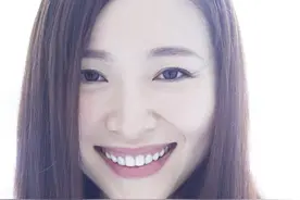 江一燕身穿白色T恤，小脏辫的加入尽显女神气质图片