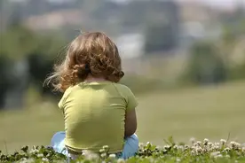 孩子内向害羞，不爱说话怎么办？记住顺其自然，别往外推孩子图片