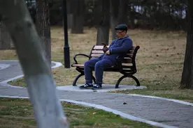 老年人“攻占”陌陌，网友见面，约到大爷大妈的几率越来越大图片