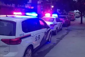 为什么警察抓人要鸣笛，不怕坏人听见逃跑吗，还是有特殊的用意？图片