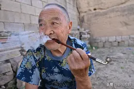 104岁爷爷，90多岁戒酒，仅留2种嗜好，独居百年土房，看活成啥样图片
