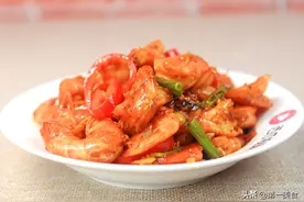 油焖大虾最简单的做法，不油炸照样好吃，肉质鲜嫩可口，皮酥入味图片