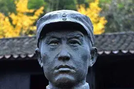 新四军头号战将，32岁被错杀，女儿享受师级待遇，警卫员成上将图片