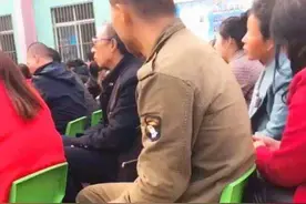 来错地方了吧？爸爸穿工作服开家长会被嘲笑，网友：一点都不好笑图片