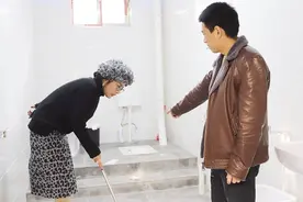 后妈为了供女儿上大学，去给人家打扫厕所，结局令人暖心视频封面