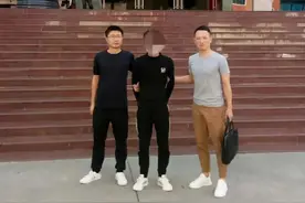 小伙13年前被多人持刀追砍，现今12名嫌疑人全部到案，却说“砍错了”图片