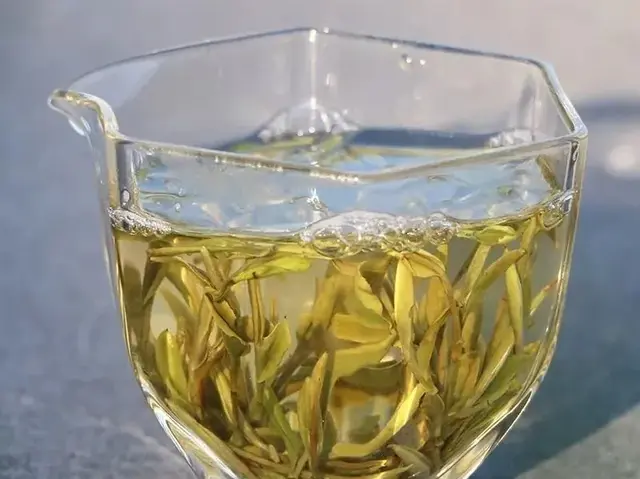 温水闷泡、坐杯、慢出水，伪装劣质白茶的三种方式