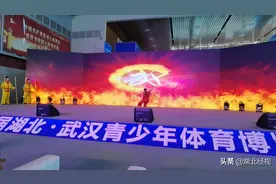 侯芳体验vlog：环绕拍摄营造“时间静止”首届“青博会”体育体验感十足图片