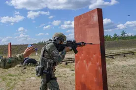 中国特种兵飞抵俄罗斯！携顶配191步枪亮相，新型组合瞄具很抢眼图片