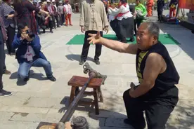 七旬老人练武数十载，28秒单手劈开10块秤砣图片