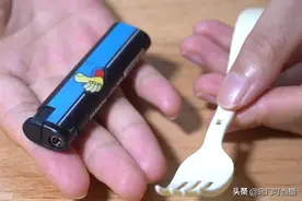泡面里的叉子别扔了，用打火机烤一烤放家里，解决了很多人的烦恼图片