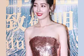 郭碧婷罕见扮贵妇，穿抹胸裙大胆开叉，身姿比当年“南湘”还美图片